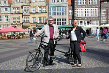 Die beiden Behindertenbeauftragten, Verena Bentele und Dr. Joachim Steinbrück, mit Tandem unterwegs
