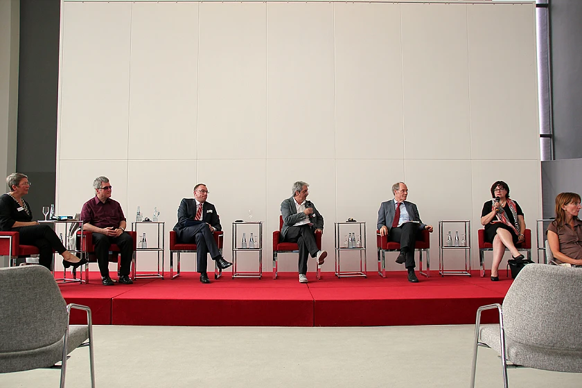 Die Teilnehmerinnen und Teilnehmer der Podiumsdiskussion: Hildegard Jansen, Abteilungsleiterin Arbeit beim Senator für Wirtschaft, Arbeit, Häfen, Justiz und Verfassung, Dr. Joachim Steinbrück, Uwe Mletzko, Vorsitzender des Bundesverbandes evangelische Behindertenhilfe, Moderator Otmar Willi Weber, Staatsrat Prof. Matthias Stauch und Petra Wontorra, Landesbeauftragte für Menschen mit Behinderungen in Niedersachsen