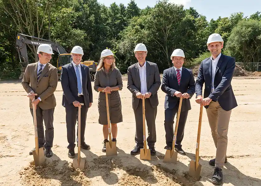 Freuen sich über den ersten Spatenstich für die neue Kinderkrippe sternchen (v.l.n.r.): Jan-Gottfried Stehnke (Bauunternehmen), Andreas Kellermann, Monika Stier (Betreiber Impuls), Bürgermeister Carsten Sieling, Heino Niederhausen, Florian Kotz (Leiter Fabrikplanung Standortverantwortlicher Bremen)