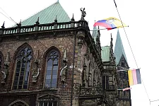 Zum Besuch des Botschafters weht die Flagge Ecuadors am Bremer Rathaus