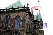 Zum Besuch des Botschafters weht die Flagge Ecuadors am Bremer Rathaus