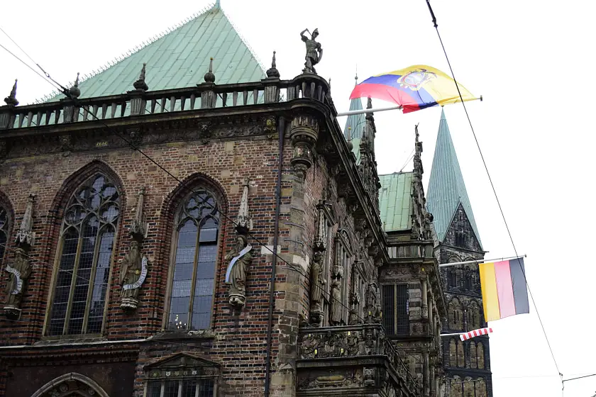 Zum Besuch des Botschafters weht die Flagge Ecuadors am Bremer Rathaus