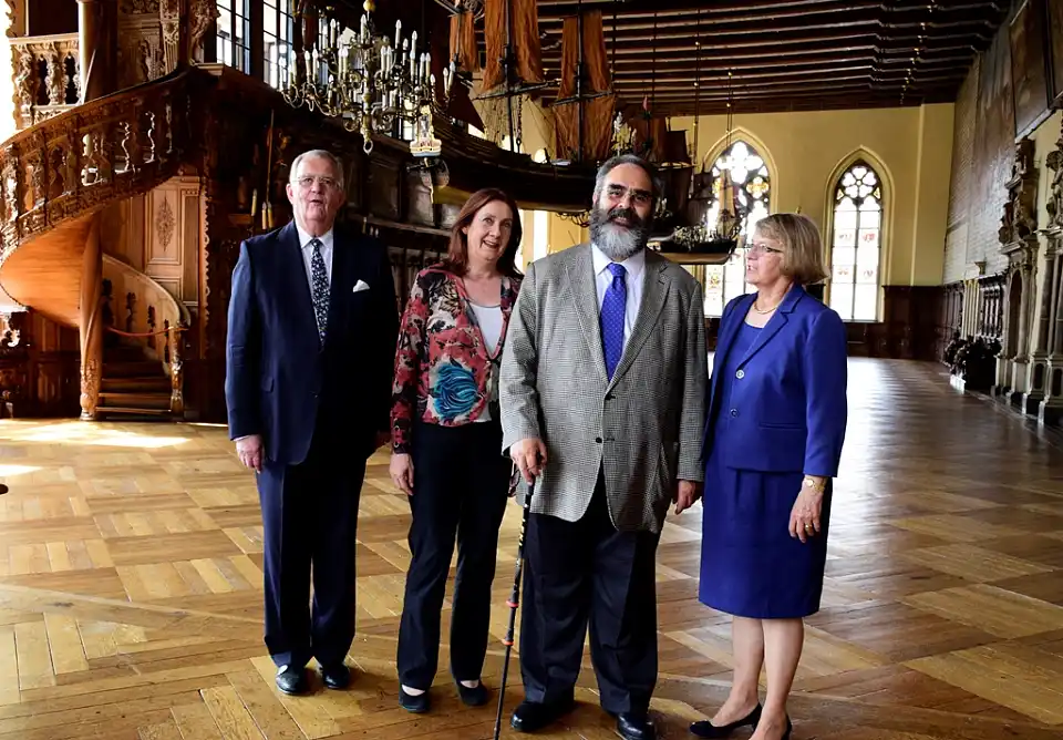 Gruppenfoto im Weltkulturerbe Bremer Rathaus: Prof. Dr. Bernd-Artin Wessels, Bürgermeisterin Karoline Linnert, Ecuadors Botschafter Jorge Jurado, Elke Wessels