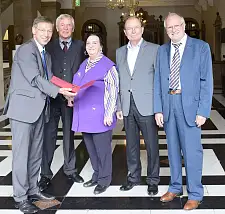 Bürgermeister Carsten Sieling überreicht Ernennungsurkunden an die ehrenamtlichen Ortsamtsleitungen Heinrich Schumacher (Blockland), Eva Thiemann (Seehausen), Gernot Neumann-Mahlkau (Borgfeld) und Jens Knudtsen (Oberneuland)  (v.l.n.r) 