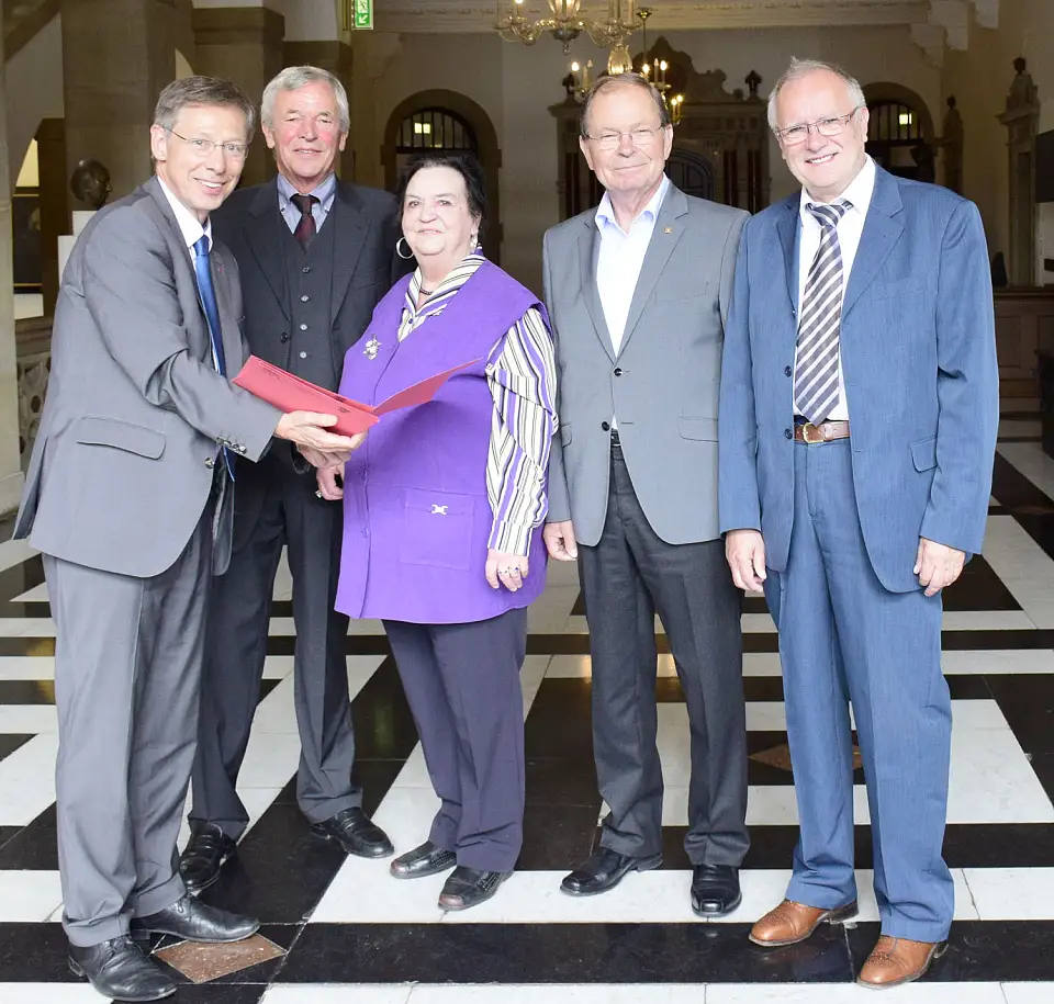 Bürgermeister Carsten Sieling überreicht Ernennungsurkunden an die ehrenamtlichen Ortsamtsleitungen Heinrich Schumacher (Blockland), Eva Thiemann (Seehausen), Gernot Neumann-Mahlkau (Borgfeld) und Jens Knudtsen (Oberneuland)  (v.l.n.r) 