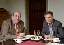 Bürgermeister Sieling (re.) im Gespräch mit dem Bürgermeister von Achim, Rainer Ditzfeld