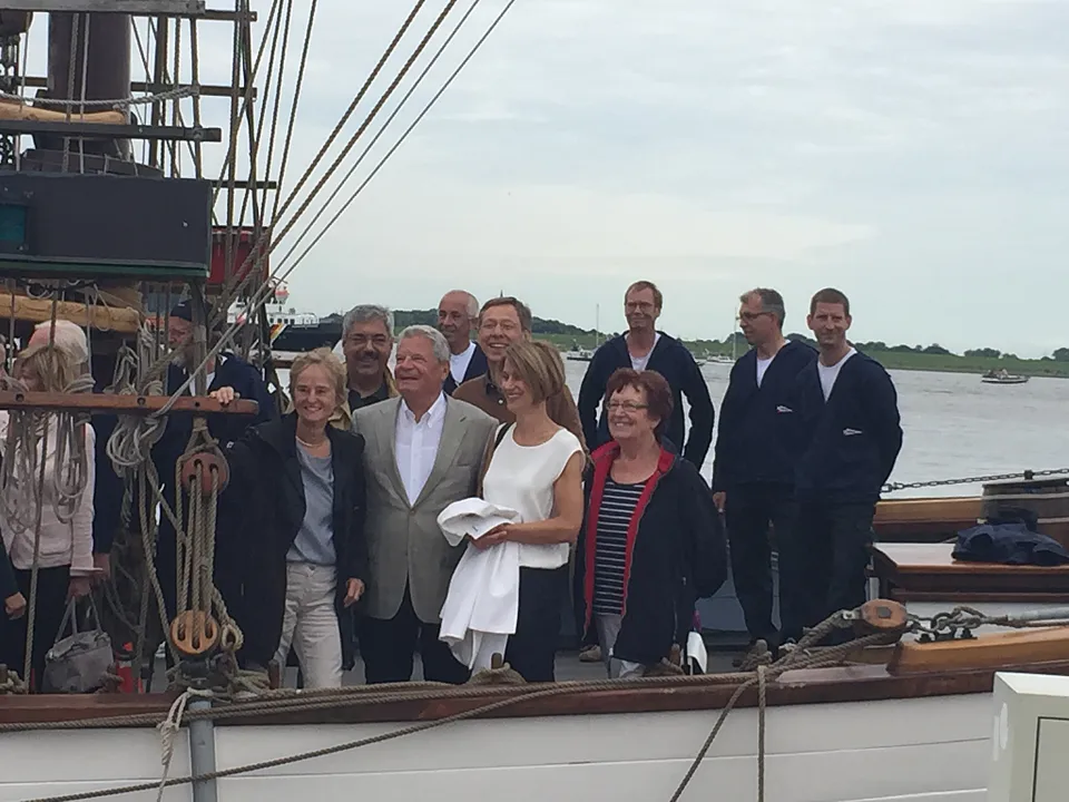 Prof. Karin Lochte vom Alfred-Wegener-Institut, Bremerhavens Oberbürgermeister Melf Grantz, Bundespräsident Joachim Gauck, der Präsident des Bremer Senats Carsten Sieling u.v.a. auf der Sail 2015 in Bremerhaven (v.l.)