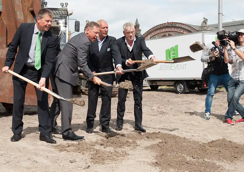 Gemeinsam beim ersten Spatenstich: Bausenator Lohse, Bürgermeister Sieling, Projektentwickler Achim Griese und Architekt Max Dudler (v.l.) | Foto: LIS / Victoria Buschmann