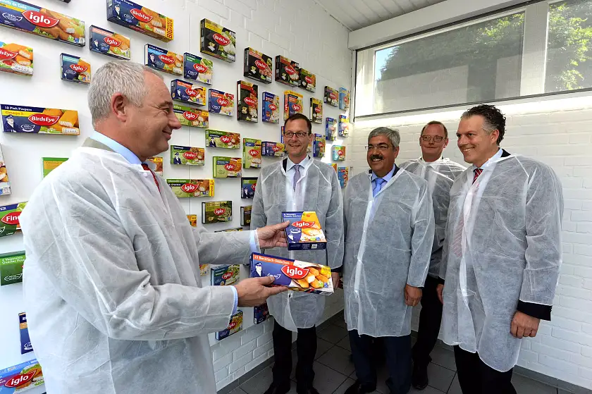 Beeindruckende Produktpalette bei Frozen Fish (v.l.) : Werksleiter Peter Bayer, Wirtschaftssenator Martin Günthner, Oberbürgermeister Melf Grantz, Wirtschaftsförderer Nils Schnorrenberger und Alfred Janßen (Iglo)