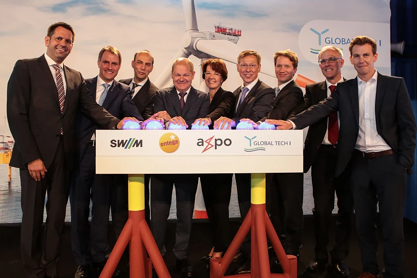 v.l.n.r.: Olaf Lies, Wirtschaftsminister des Landes Niedersachsen; Hendrik Steindam, Geschäftsführer Global Tech I; Detlef Schmeer, Geschäftsführer Global Tech I; Olaf Scholz, Erster Bürgermeister der Freien und Hansestadt Hamburg; Dr. Marie-Luise Wolff-Hertwig, Vorsitzende des Vorstands der ENTEGA; Dr. Carsten Sieling, Bürgermeister der Hansestadt Bremen; Dr. Florian Bieberbach, Vorsitzender der SWM Geschäftsführung; Andy Heiz, Geschäftsbereichsleiter Produktion & Netze der Axpo Gruppe; Dr. Jan Podbielski, Geschäftsführer Global Tech I