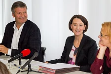 Pressekonferenz zum Beginn des neuen Kindergarten- und Schuljahres - von links: Michael Huesmann, Leiter der Abteilung Bildung, Senatorin Dr. Claudia Bogedan und Monika Frank, Leiterin des Referats Tagesbetreuung von Kindern und Kindertagespflege
