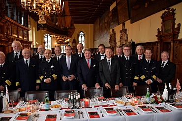 Bürgermeister Sieling (Mitte) zusammen mit Hans-Joachim Schnitger, Senator Günthner und den Kapitänen, die in diesem Jahr Gast des Kapitänstages in der Oberen Rathaushalle waren