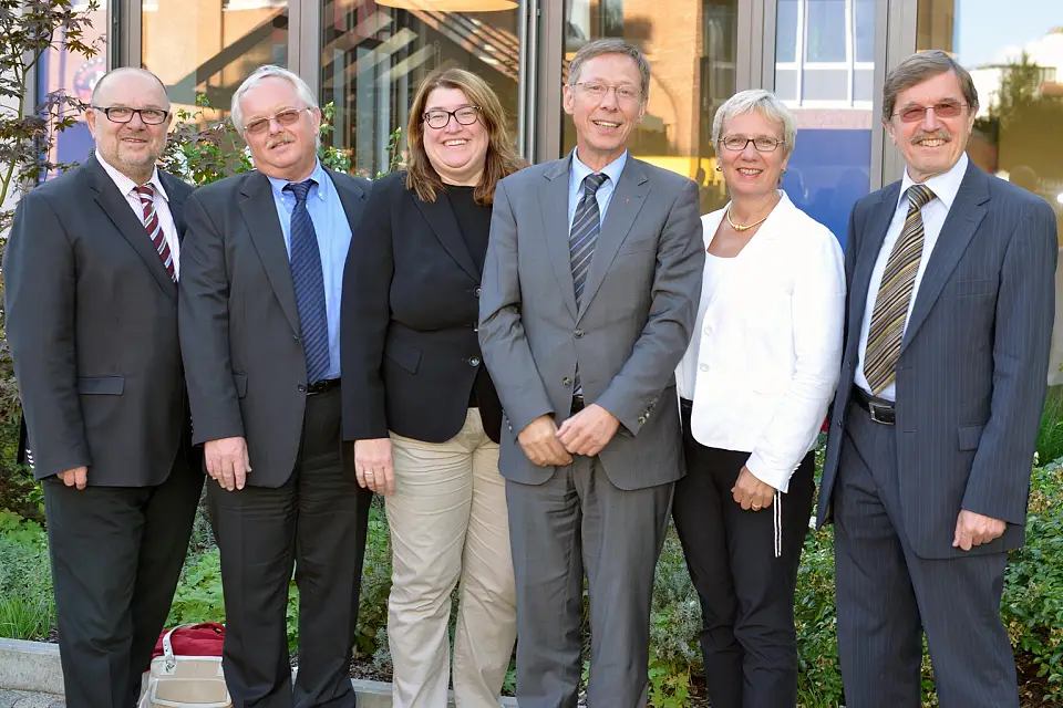 Dr. Burkhard Schiller, Wolfgang Luz (LAG-Koordinatoren des Vorstands), Senatorin Anja Stahmann, Bürgermeister Carsten Sieling, Senatorin Eva Quante-Brandt sowie Dr. Arnold Knigge (Vorstandssprecher LAG)