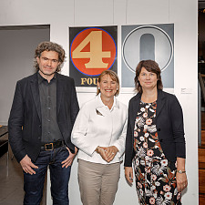 (v.r.) Ulrike Hiller, Barbara Lison und Detlef Stein bei der Ausstellungseröffnung „40 Jahre – 40 Werke“ der Graphothek