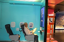 Senatorin Quante-Brandt in der interaktiven Ausstellung über Sexualität und Gesundheit