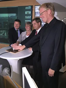 Gemeinsam nahmen sie die Verkehrsbeeinflussungsanlage für die A27 offiziell in Betrieb: Bremens Verkehrssenator Dr. Joachim Lohse, Brigitte Pieper, Leiterin des ASV, Enak Ferlemann, Parlamentarischer Staatssekretär des Bundesministerium für Verkehr und digitale Infrastruktur und Gunnar Polzin, Leiter der Abteilung Verkehr (v.l.)