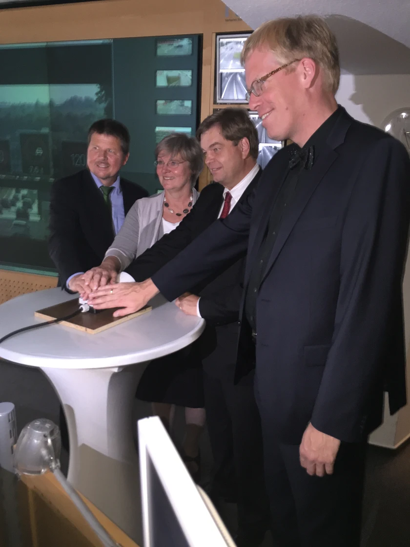 Gemeinsam nahmen sie die Verkehrsbeeinflussungsanlage für die A27 offiziell in Betrieb: Bremens Verkehrssenator Dr. Joachim Lohse, Brigitte Pieper, Leiterin des ASV, Enak Ferlemann, Parlamentarischer Staatssekretär des Bundesministerium für Verkehr und digitale Infrastruktur und Gunnar Polzin, Leiter der Abteilung Verkehr (v.l.)