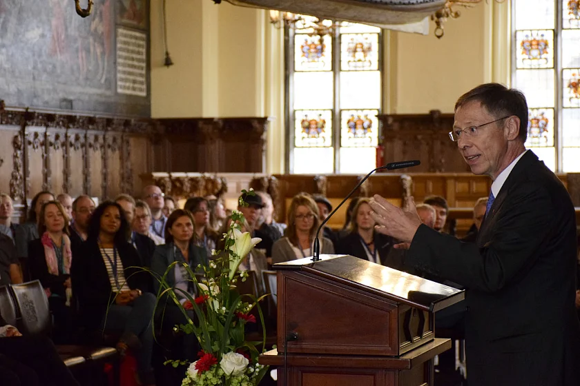Bürgermeister Carsten Sieling begrüßt die Gäste in der Oberen Rathaushalle