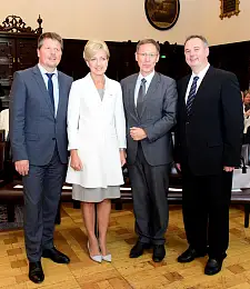 Freuen sich über 30 Jahre Städtepartnerschaft: Senator Joachim Lohse, Lettlands Botschafterin Elita Kuzma, Bürgermeister Carsten Sieling und Rigas Stadtdirektor Juris Radzeviès