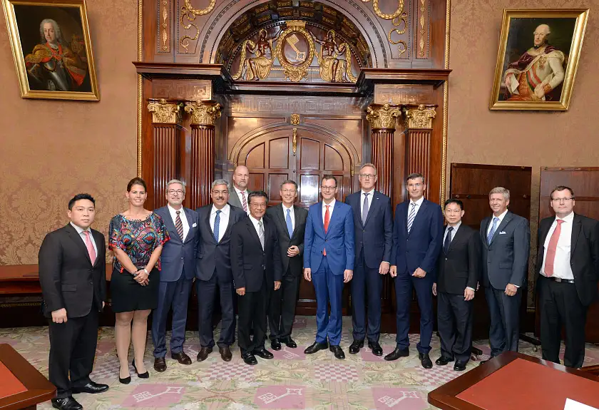 Das obligatorische Gruppenfoto zum feierlichen Anlass: Lim Kok Thay, Bürgermeister Sieling und Senator Günthner (6.,7.u.8.v.l.) mit den weiteren Vertragspartnern und Beteiligten im Senatssaal des Rathauses