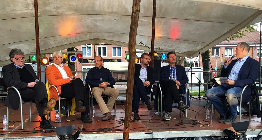 Podiumsdiskussion mit Rainer Küchen (Vorsitzender Wirtschafts- und Strukturrat Bremen-Nord), Klaus-Peter Land (Vorstandsreferent ADFC Bremen), Hajo Müller (Vorstand BSAG), Florian Boehlke (Ortsamtsleiter Burglesum), Senator Dr. Joachim Lohse und moderiert von Marco Heinsohn (von li- nach re.)