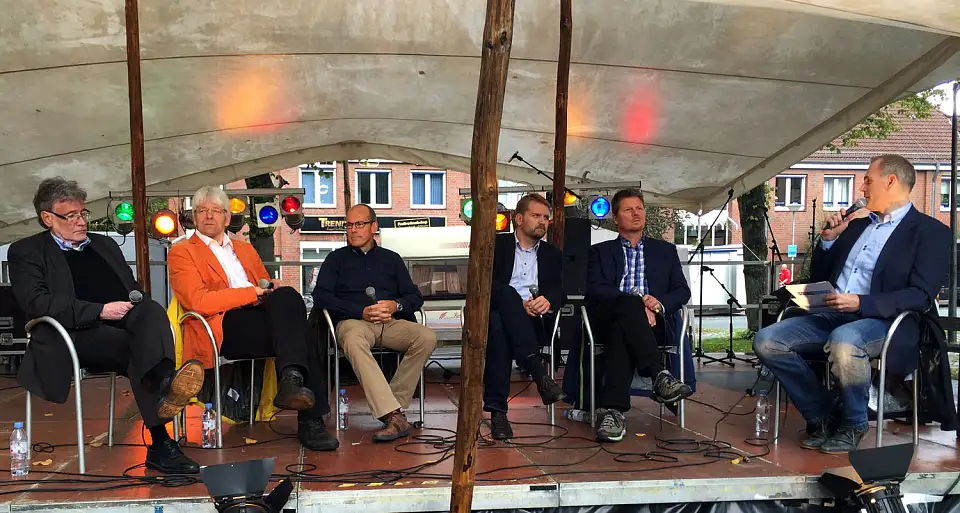 Podiumsdiskussion mit Rainer Küchen (Vorsitzender Wirtschafts- und Strukturrat Bremen-Nord), Klaus-Peter Land (Vorstandsreferent ADFC Bremen), Hajo Müller (Vorstand BSAG), Florian Boehlke (Ortsamtsleiter Burglesum), Senator Dr. Joachim Lohse und moderiert von Marco Heinsohn (von li- nach re.)
