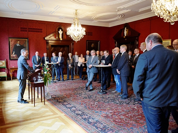 Gute Atmosphäre im Kaminsaal des Bremer Rathauses: Bürgermeister Sieling begrüßt rund 40 Kooperationspartner aus der Nordwestregion