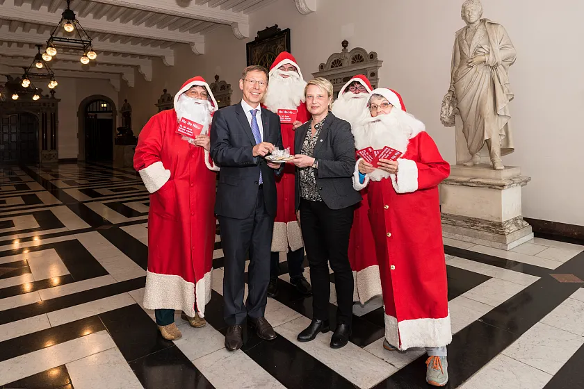 Ups! Haben wir schon Weihnachten? Zeitverschiebung - das passiert nicht nur Demenzkranken. Bürgermeister Carsten Sieling hat die Schirmherrschaft über den 7. Bremer Fachtag Demenz übernommen. Zusammen mit den ehrenamtlichen Nikoläusen und dem Bürgermeister testet Tanja Meier, Leiterin der Demenz Informations- und Koordinationsstelle Bremen, schon einmal die Qualität der diesjährigen Zimtsterne.