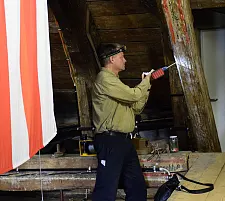 Dendrochronologe Eißing nimmt eine Probe aus dem Dachstuhl