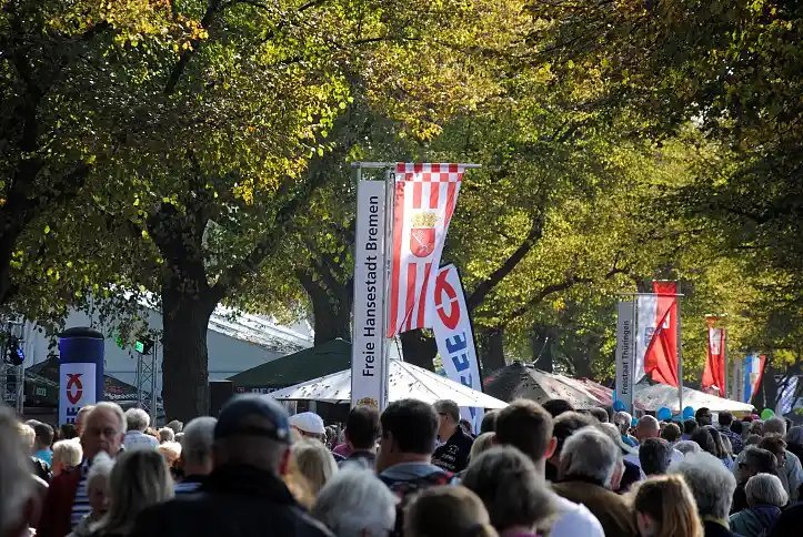 Ein Ausschnitt der Ländermeile mit dem Bremen-Zelt 2014 in Hannover