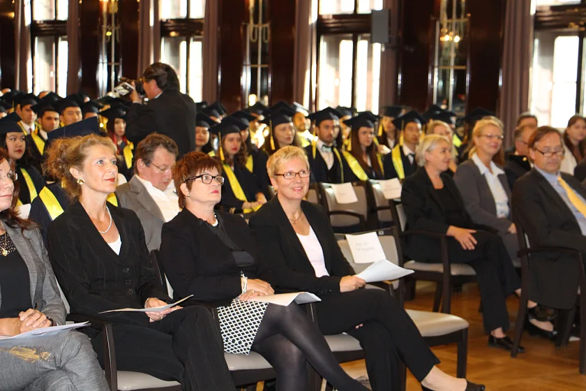Senatorin Eva Quante-Brandt (Mitte) und Karin Luckey, Rektorin der Hochschule Bremen (3. v.l.), bei der feierlichen Verabschiedung der Graduate School-Absolventen/innen der Hochschule Bremen