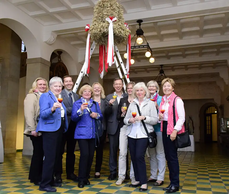 Auch in diesem Jahr schmückt wieder eine Erntekrone den Eingangsbereich des Bremer Rathauses. Am vergangenen Dienstag (30. September 2015)  empfing Bürgermeister Carsten Sieling eine Abordnung der Bremer Landfrauen mit ihrer Vorsitzenden, Andrea Geerken und Hilmer Garbade, Vorsitzender des Bremer Landwirtschaftsverbandes. Seit nunmehr 16 Jahren ist es gute Tradition in Bremen, dass die Frauen zum Erntedank eine Krone aus Ähren binden, die für das Rathaus bestimmt ist. Sie bleibt im Eingangsbereich hängen, bis die Weihnachtszeit beginnt und ein Adventskranz das Haus schmückt.