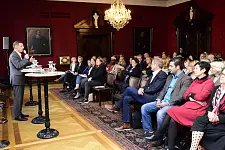 Bürgermeister Sieling begrüßt die Gäste im Kaminsaal