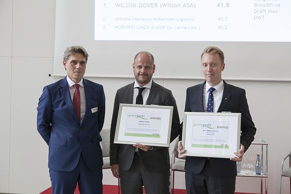 Preisverleihung in Bremen: Robert Howe, Geschäftsführer von bremenports, mit Wilson-Geschäftsführer Thorbjorn Dalsoren und Henrik Orth vom Chartering Department der Reederei.
