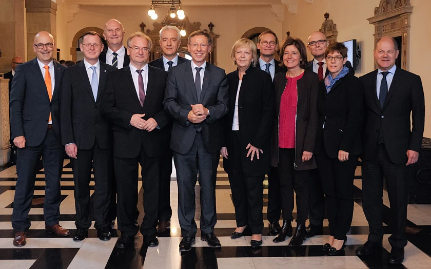 Im Bremer Rathaus: Regierungschefinnen und Regierungschefs der Länder
