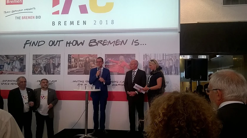 Senator Martin Günthner eröffnet in Anwesenheit des deutschen Botschafters in Israel, Dr. Clemens von Goetze, und der Vorstandsvorsitzenden des Deutschen Zentrums für Luft- und Raumfahrt, Prof. Dr. Pascale Ehrenfreund, beide rechts im Bild, den Bremen-Stand auf dem International Astronautical Congress in Jerusalem