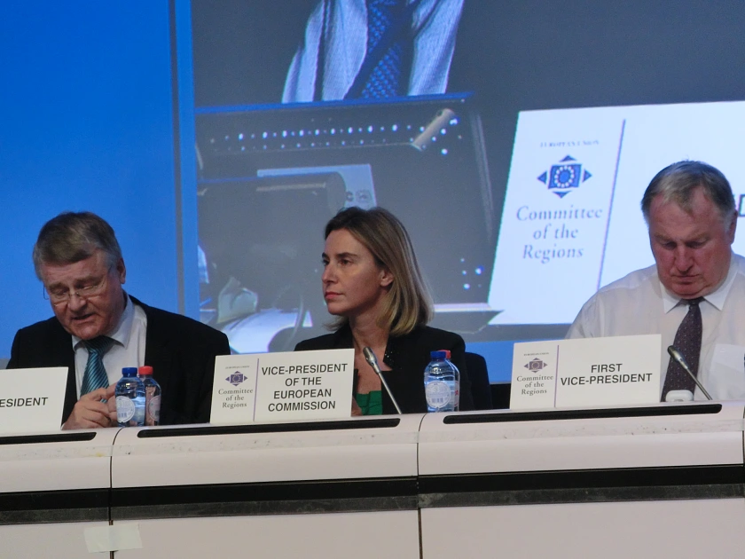 v.l.n.r.: AdR-Präsident Markku Markkula, Frederica Mogherini, Hohe Vertreterin der EU für Außen- und Sicherheitspolitik und Vizepräsidentin der Europäischen Kommission sowie Karl-Heinz Lambertz, 1. AdR-Vizepräsident