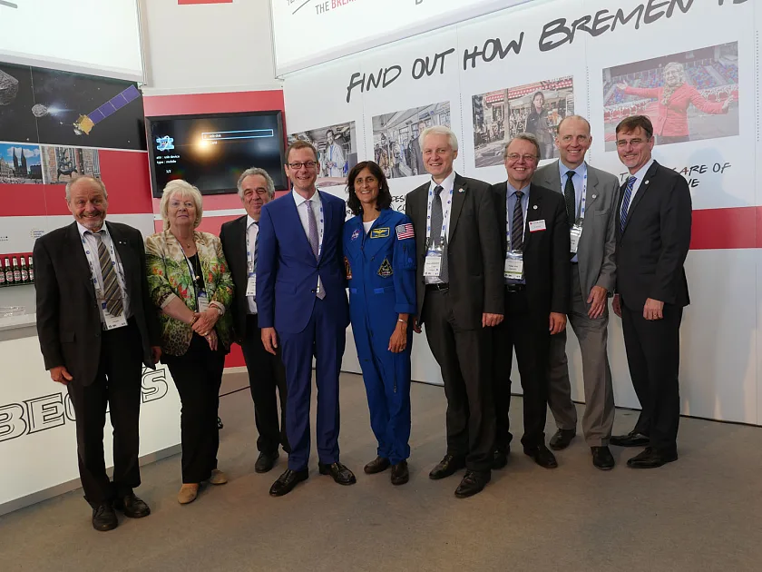 Freuten sich mit Senator Günthner (Mitte) über die Auswahl Bremens als Austragungsort des IAC 2018: Berndt Feuerbacher (Vizepräsident IAF), Christa Fuchs (OHB), Fritz Merkle (OHB), US-Astronautin Suni Williams, Claus Lämmerzahl (ZARM), Peter Vits (Raumfahrtkoordinator Land Bremen), Marco Fuchs (OHB) und John Horack (Vizepräsident IAF, von links)