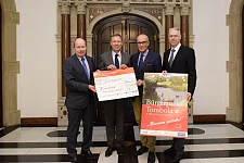 Freuen sich über die Unterstützung für den Bürgerpark: Tombola-Geschäftsführer Dietmar Hoppe, Bürgermeister Carsten Sieling, Joachim Linnemann, Präsident des Bürgerparkvereins, Parkdirektor Tim Großmann (v.l.) 