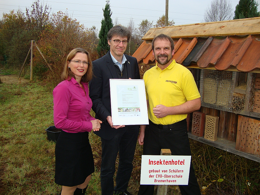 Im Bild: Martin Rode (BUND) (Mitte), Diana Wehlau (Umweltressort) und Christian Ehlers (Holzhandlung Ehlers)