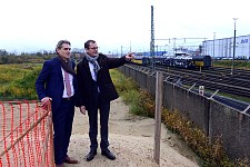 Am Hafenbahnhof Imsumer Deich: Senator Martin Günthner (rechts) und bremenports-Geschäftsführer Robert Howe schauen auf die Anlage, die jetzt um acht etwa 750 Meter lange Gleise erweitert wird.