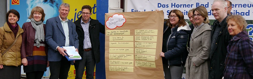 Martina Baden (Bremer Bäder), Heike Blanck, Jürgen Brodbeck, Michael Brockmann (Bremer Bäder), Senatorin Anja Stahmann, Anke Precht (Sportamt), Inga Köstner (Ortsamtsleiterin), Stefan Quaß, Björn Jeschke vom TV Eiche Horn (verdeckt) und Ute Frühhaber-Höfker  (Vertreterin der Frühschwimmer und der Senioren im Fairnesskreis) bei der Übergabe des Bürgervotums