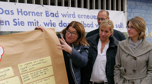 Senatorin Anja Stahmann,  Björn Jeschke, Anke Precht und Inga Köstner bei der Übergabe eines Plakats mit dem Bürgervotum