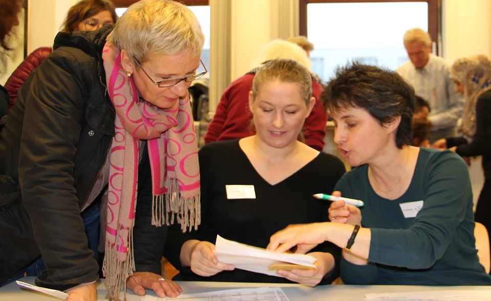 Senatorin Eva Quante-Brandt lässt sich von der medizinischen Fachangestellten Kerstin Hartmann und der Ärztin Marion Heinschel (re.) den Ablauf erläutern