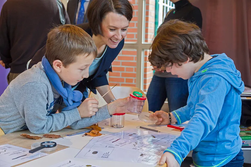 Ausgerüstet mit Lupen und Binokularen machten sich kleine Forscher und Dr. Claudia Bogedan ans Werk