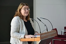 Senatorin Anja Stahmann begrüßt die Gäste des Fachtags am 4. November in der Bürgerschaft, Foto © Ingo Charton