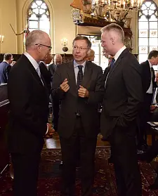Bürgermeister Carsten Sieling im Gespräch mit Joachim Linnemann, Präsident des Bürgerparkvereins (li.), und Bürgerparkdirektor Tim Großmann