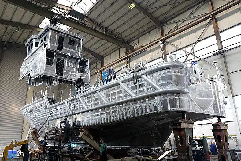 Deckshaus –Montage auf SK 35; Foto:© DGzRS 2014