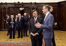 Senator Martin Günthner begrüßt Senator Arthur Orr aus Huntsville mit seiner Delegation im Rathaus.