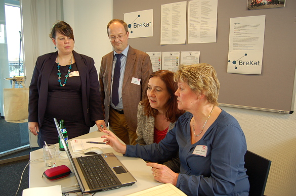 Marion Langmaack (rechts) erläutert Bürgermeisterin Karoline Linnert (zweite von rechts), wie der der elektronische Einkaufskatalog funktioniert